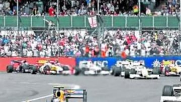 <b>DESDE EL PRIMER MOMENTO. </b>El piloto alemán de Red Bull se marchó del resto del pelotón desde el arranque y también le ayudó el tapón inicial de Barrichello a Webber.