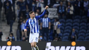 Toni Martinez, jugador del Oporto, celebra su segundo gol contra la Lazio.