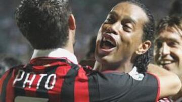 <b>VUELVE A SONREIR.</b> Ronaldinho está feliz, sobre todo si marca goles como ocurrió el pasado domingo en la primera jornada del calcio.