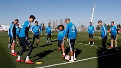 Madrid ready for Clásico: Varane trains with bandage on knee