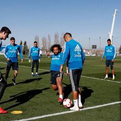 Madrid ready for Clásico: Varane trains with bandage on knee