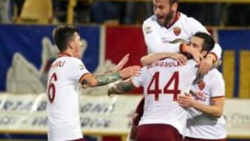 Radja Nainggolan celebra con sus compañeros el 0-1.