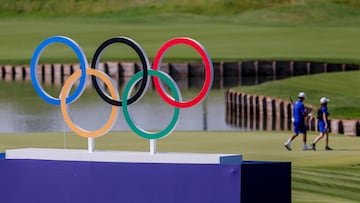 Guyancourt (France), 30/07/2024.- Golfers walk off the 15th green during practice during practice for the Paris 2024 Olympic Games Men Individual Stroke Play Golf competition at Le Golf National in Guyancourt, France, 30 July 2024. (Francia) EFE/EPA/ERIK S. LESSER