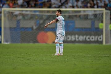Colombia se impuso ante Argentina en el primer partido del Grupo B en el Arena Fonte Nova de Salvador Bahía. Roger Martínez y Duván Zapata sentenciaron a la Albiceleste.