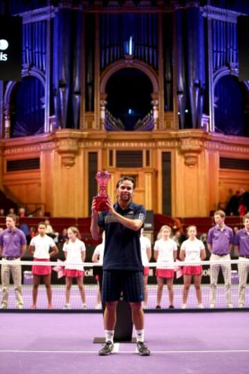 Fernando González con su primera copa en el circuito de veteranos tras vencer a Andy Roddick en Londres.