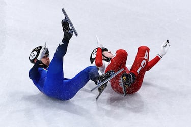Tras el impacto, Sellier se desliza sobre el hielo hacia la valla de seguridad. Los jueces detienen la serie y piden asistencia inmediata. El protocolo de emergencia se activa sin demora.