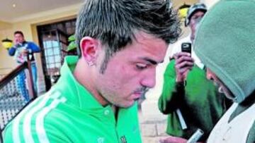 <b>GESTO SERIO. </b>David Villa se muestra callado y pensativo en la concentración de España.