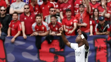 PAMPLONA, 16/03/2024.- El delantero brasileño del Real Madrid Vinicius Junior celebra el primer gol de su equipo en el partido de la LaLiga EA Sports entre Osasuna y Real Madrid este sábado en el estadio de El Sadar en Pamplona.-EFE/ Jesús Diges
