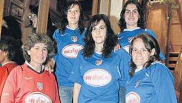 <b>CAMPEONAS. </b>María Vargas posa orgullosa con sus jugadoras vestidas con la equipación del Atlético Féminas en Casa Juan.