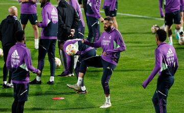 Benzema dando toques durante el entrenamiento.