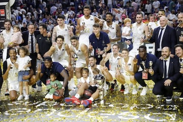 Los jugadores del Real Madrid celebran la Supercopa de España. 