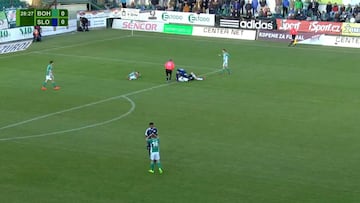 ¡Emocionante! Un futbolista le salva la vida a otro en pleno partido