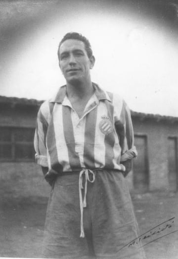 Defendió los colores del Espanyol cinco temporadas en dos etapas de 1939 a 1942 y de 1943 a 1945. La temporada 42/43 jugó con el Real Madrid.