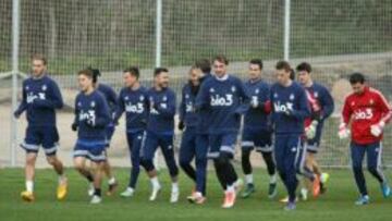 Los jugadores de la Ponferradina, durante el entrenamiento de hoy en el anexo de El Toralín