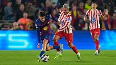 BARCELONA, 08/04/2026.- El centrocampista del FC Barcelona Pedri (i) disputa el balón con el delantero francés del Atlético de Madrid Antoine Griezmann durante el encuentro correspondiente a la ida de los cuartos de final de la Liga de Campeones que disputan FC Barcelona y Atlético de Madrid este miércoles en el Camp Nou, en Barcelona. EFE/ Siu Wu