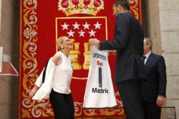 La plantilla del Real Madrid fue recibida en la sede de la Comunidad de Madrid por Cristina Cifuentes.