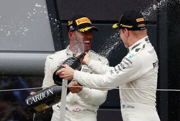 Hamilton y Bottas celebran en el podio.