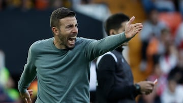 VALENCIA, 28/05/2023.- El entrenador del Espanyol, Luis García, durante el partido de Liga en Primera División que Valencia CF y RCD Espanyol disputan este domingo en el estadio de Mestalla. EFE/Biel Aliño
