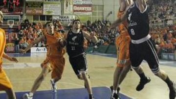 <b>LA COPA, EN JUEGO. </b>Fisher, del Bilbao, lanza en el Fernando Martín.