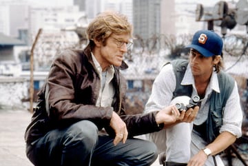 Los actores estadounidenses Robert Redford y Brad Pitt en el rodaje de Juego de Espías, dirigida por Tony Scott en el 2001.