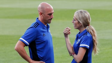 ZARAGOZA, 23/09/2022.- El presidente de la Real Federación Española de Fútbol, Luis Rubiales (i), en el estadio de la Romareda, en Zaragoza, durante el entrenamiento de la selección nacional celebrado hoy viernes previo al partido de la Liga de Naciones ante Suiza que se disputará mañana. EFE/Javier Belver