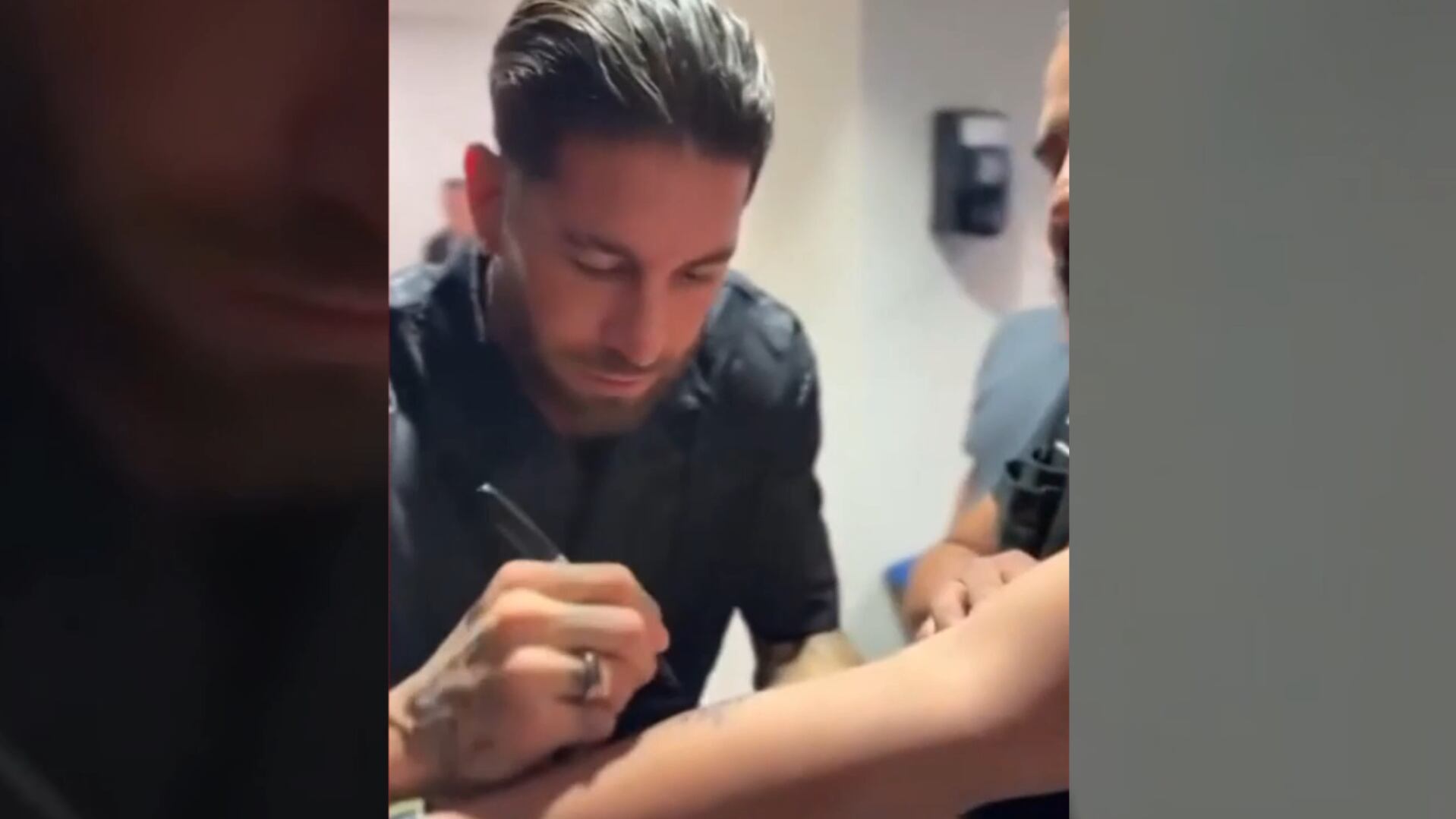 Sergio Ramos le firma el brazo y este fue inmediatamente a tatuársela