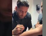 Sergio Ramos le firma el brazo y este fue inmediatamente a tatuársela