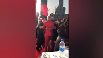 McGregor le tira una copa e intenta pegarle al novio de Megan Fox en la alfombra roja