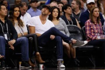 Michael Phelps y su pareja no quisieron perderse la visita a Phoenix de los Warriors de Stephen Curry y vieron el partido en primera fila.