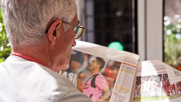 Jubilado leyendo el periódico
