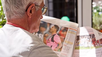 Jubilado leyendo el periódico