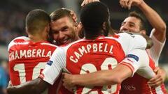 Gibbs y Podolski remontaron para el Arsenal en dos minutos