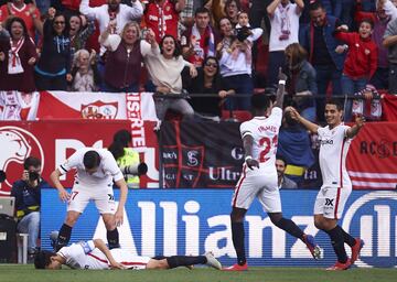 Los jugadores del Sevilla celebran el 1-0 de Jesús Navas. 