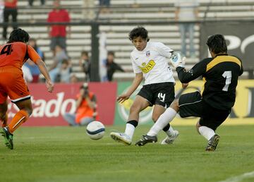 FUTBOL, COLO-COLO/COBRELOA
CAMPEONATO DE CLAUSURA 2006.
MATIAS FERNANDEZ, AL CENTRO, ENVIA UN CENTRO EN EL AREA DE COBRELOA
07/05/2006
SANTIAGO, CHILE
LUIS HIDALGO/PHOTOSPORT


