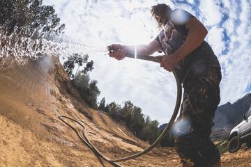 Una vez al año, por esta época, los mejores pilotos de MTB del mundo ponen rumbo a Stellenbosch, Sudáfrica, para un encuentro sin igual. Se trata del Darkfest, un evento que empezó en 2014 como un desprevenido viaje por carretera por el Reino Unido y que hoy en día se ha convertido en un referente del sector. 