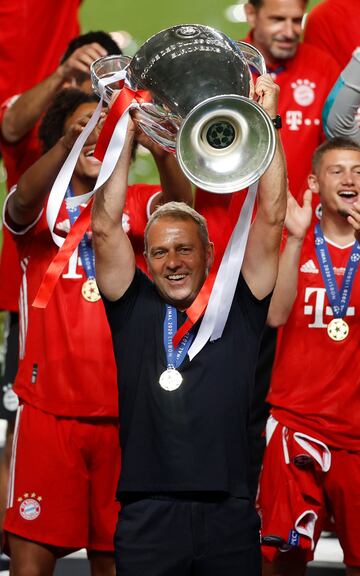 Hans-Dieter Flick con el trofeo de la Champions League.