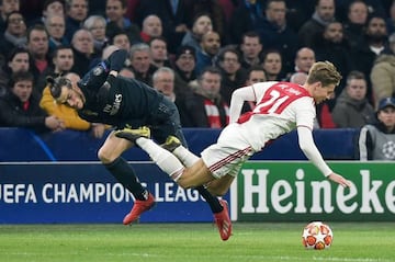 Impact | Real Madrid's Welsh forward Gareth Bale fights for the ball with Ajax's Dutch midfielder Frenkie de Jong.