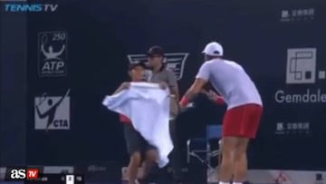 Fernando Verdasco mete prisa a un recogepelotas para que le entregue una toalla durante el torneo de Shenzhen.