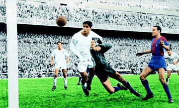 Marcos Alonso Imaz, popularmente conocido como Marquitos, fue un defensa cántabro que aterrizó en el Madrid en 1954 procedente del Racing de Santander. Padre de una saga histórica en el fútbol español: su hijo Marcos Alonso fue conocido como el Pichón e hizo historia en el Atlético y en el Barcelona. Su nieto Marcos Alonso debutó como jugador blanco en 2010 en Santander, precisamente. Defensa racial, en esta edición participó en seis de los siete encuentros (no jugó ante el Servette en Suiza), marcando un gol: significó el empate a tres tantos en la final ante el Stade Reims.