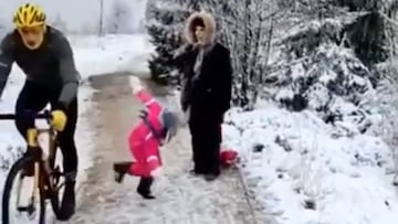 Una ni&ntilde;a sale despedida del rodillazo de un ciclista belga en un camino nevado de Lieja (B&eacute;lgica) el D&iacute;a de Navidad del 2020. 