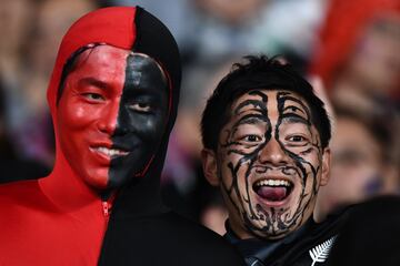 Seguidores en el partido del Mundial de Rugby entre Nueva Zelanda y Gales. 