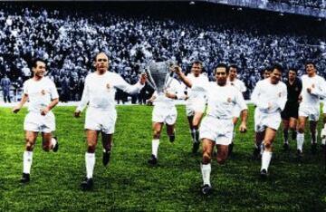 El 18 de marzo de 1962 el Real Madrid volvió a proclamarse campeón de Liga frente al Mallorca tras ganarles por 2 goles a 0. En la imagen, Di Stéfano y Gento portan la Copa de la Liga. Detrás corren Santamaría e Isidro. 