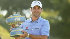 Kevin Kisner posa con el trofeo que le adredita como ganador del Mundial Match Play. 