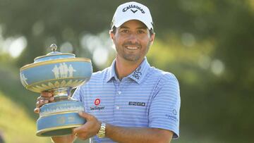 Kevin Kisner posa con el trofeo que le adredita como ganador del Mundial Match Play.