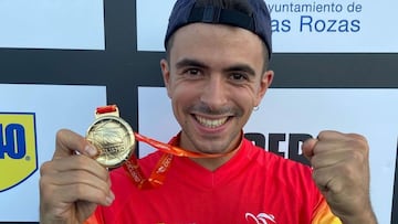 El rider espa&ntilde;ol de BMX Varo Hern&aacute;ndez con su medalla de oro de Campe&oacute;n de Espa&ntilde;a de BMX Flatland 2022 conseguida en el Festibike de Madrid (Las Rozas). 