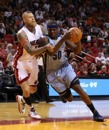 Zach Randolph, perseguido por Chris Andersen.