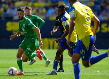 Koumé en el encuentro de la jornada 10 de la Liga Hypermotion frente al Racing de Santander. Temporada 2024-2025.