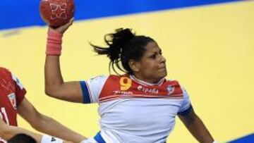 <b>IMPARABLE. </b>Marta Mangué se cuela entre la defensa croata.