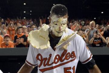 Henry Urrutia de los Baltimore Orioles hizo un home run que les hizo ganar el partido contra los New York Mets y su compañero Adam Jones así se lo agradeció.