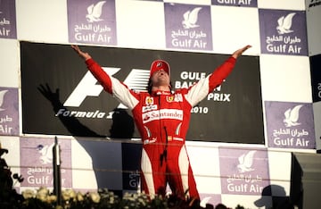 Primera carrera con Ferrari y primera victoria en Sakhir, uno de los circuitos fetiche de Alonso. Festival de Maranello, porque Massa fue segundo delante de Hamilton. Vettel no pudo defender su pole con el Red Bull, que ya era la referencia mec芍nica.